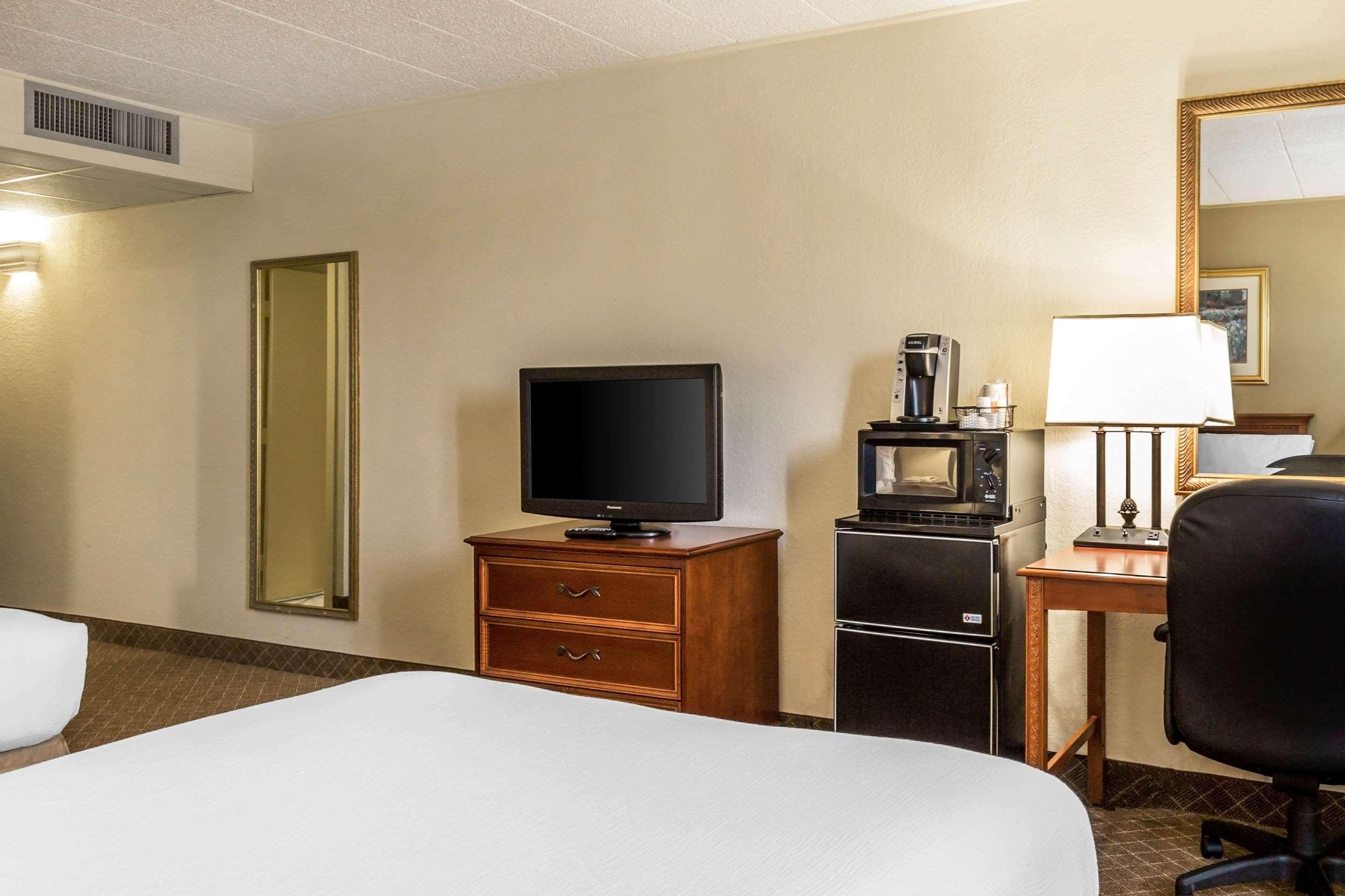 Clarion Inn Frederick Event Center Buitenkant foto
