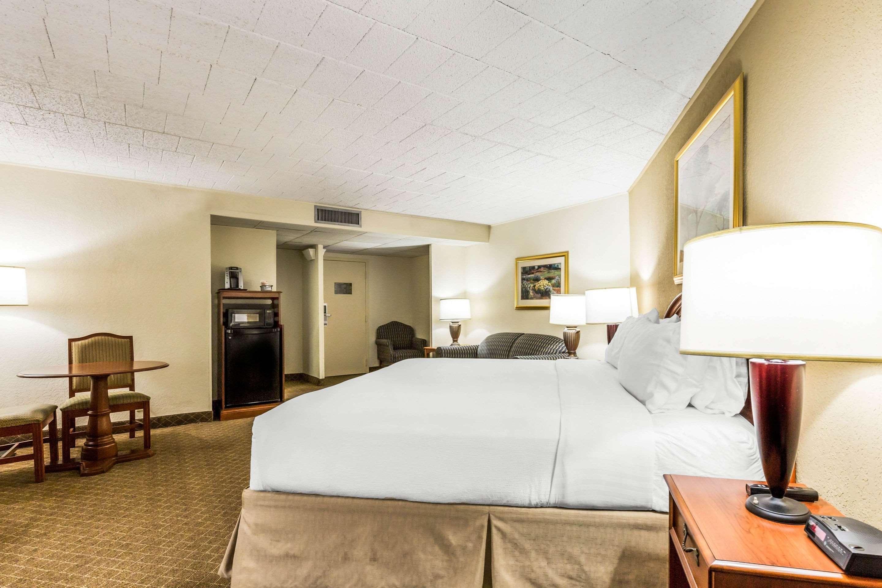 Clarion Inn Frederick Event Center Buitenkant foto