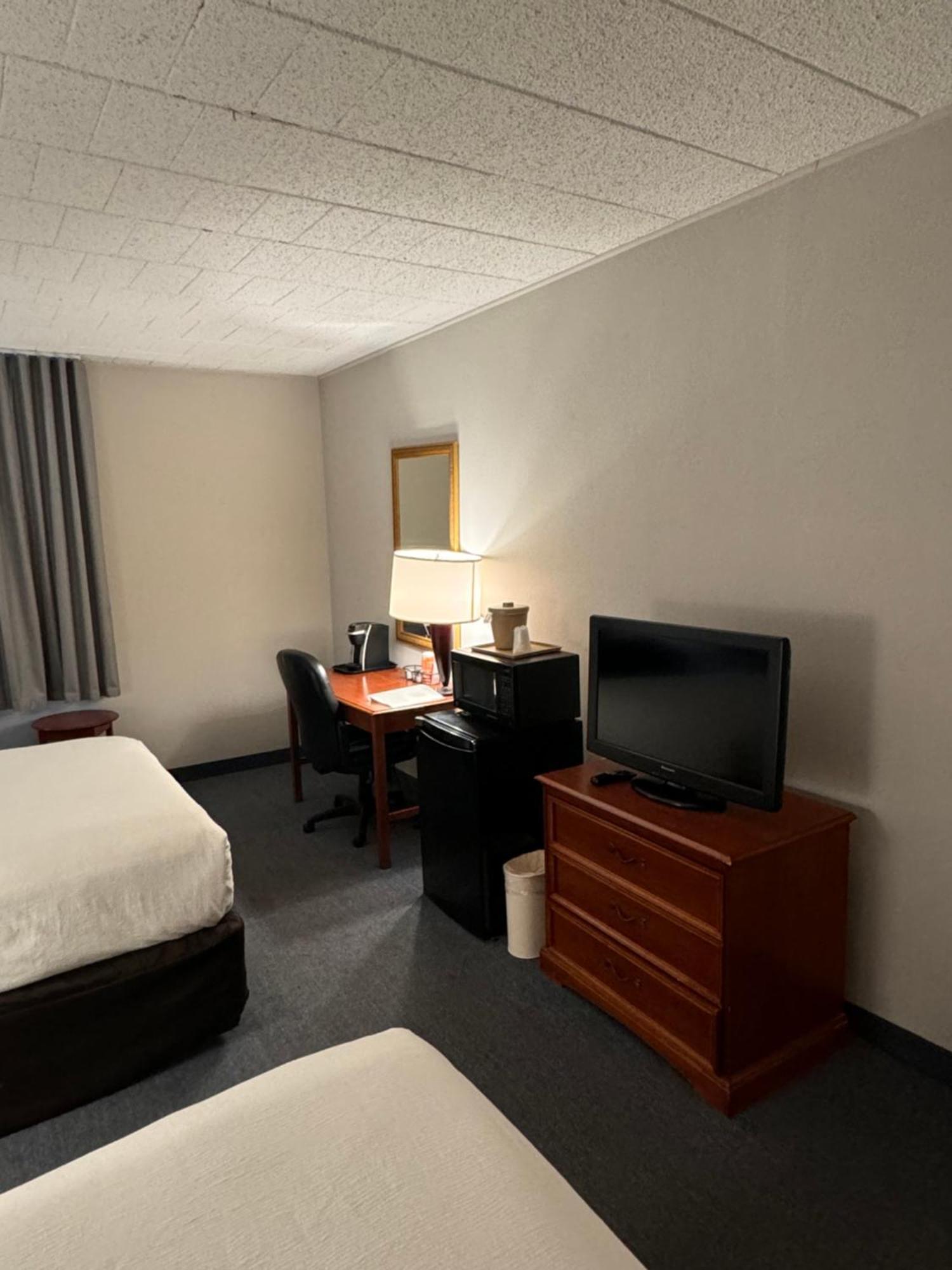 Clarion Inn Frederick Event Center Buitenkant foto