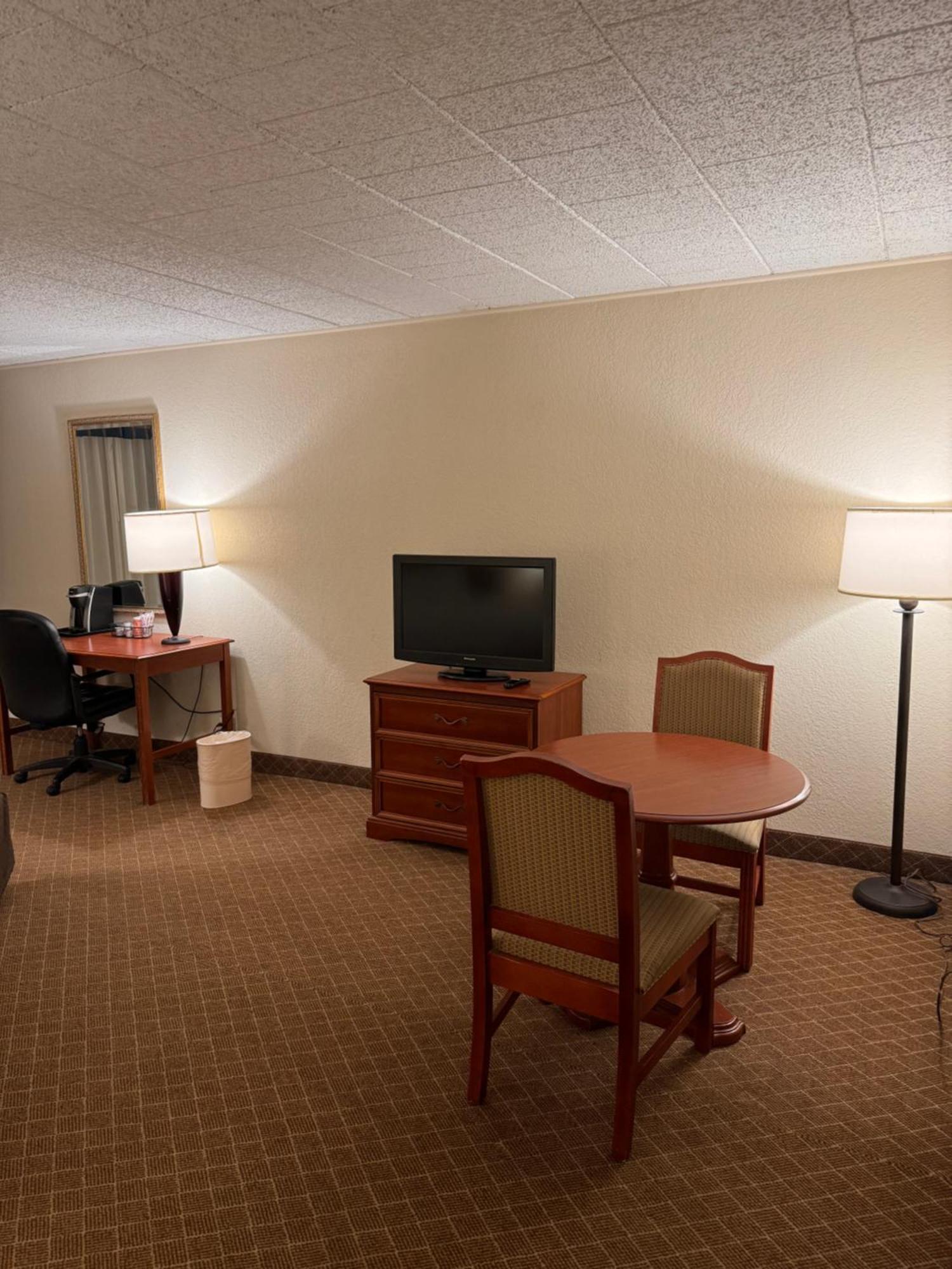 Clarion Inn Frederick Event Center Buitenkant foto